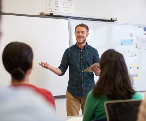 imagen Becas AECID para lectorados 2026-2027: trabaja como profesor de español en el extranjero con todos los gastos pagados