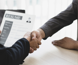 imagen Becas AECID para lectorados 2026-2027: trabaja como profesor de español en el extranjero con todos los gastos pagados