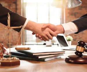 imagen ¿Has terminado el Grado en Derecho? Especialízate y accede a la abogacía con un doble máster