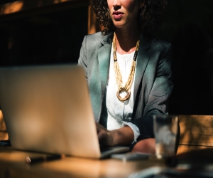 imagen Becas de máster de IDE-CESEM con motivo del Día de la Mujer